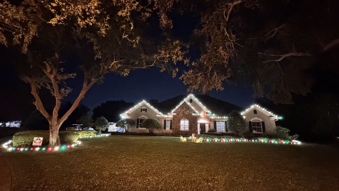 Home with permanent holiday lighting installed by Sun Sands